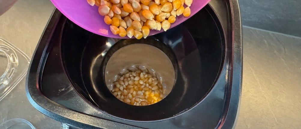 Maiskörner werden in die Princess 01.292986.01.001 gefüllt