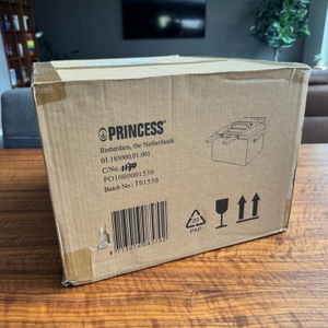 Der zusätzliche Karton der Princess 185000 steht auf einem Tisch
