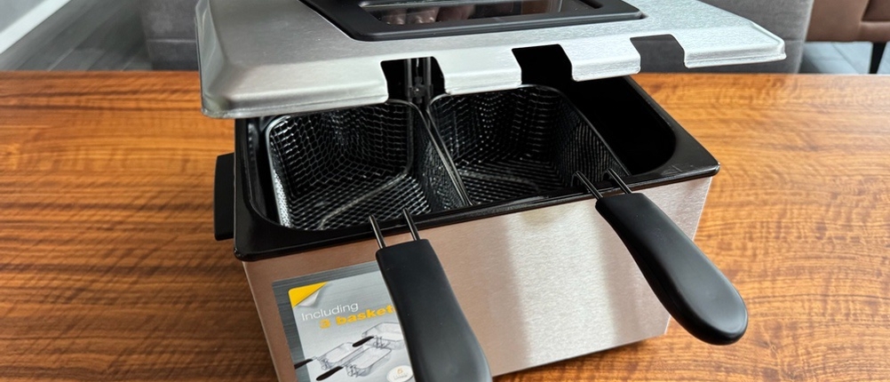 Eine Hand setzt den Deckel auf die Princess 185000