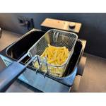 Pommes liegen vor dem Frittieren in einem Korb der Princess 185000