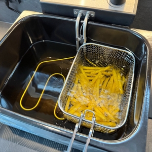 Während dem Frittieren liegen Pommes in der Princess 185000