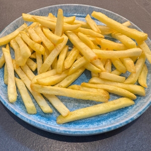 Auf einem Teller liegen Pommes aus der Princess 185000