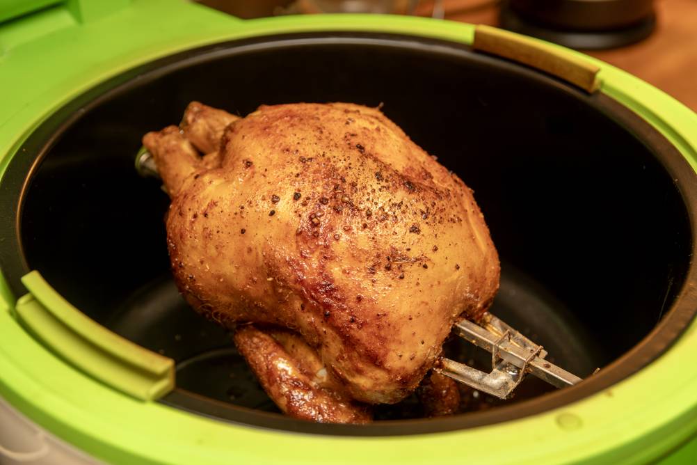 Princess-Fritteusen im Test: ganzes, goldbraun gegartes Hähnchen in der Heißluftfritteuse