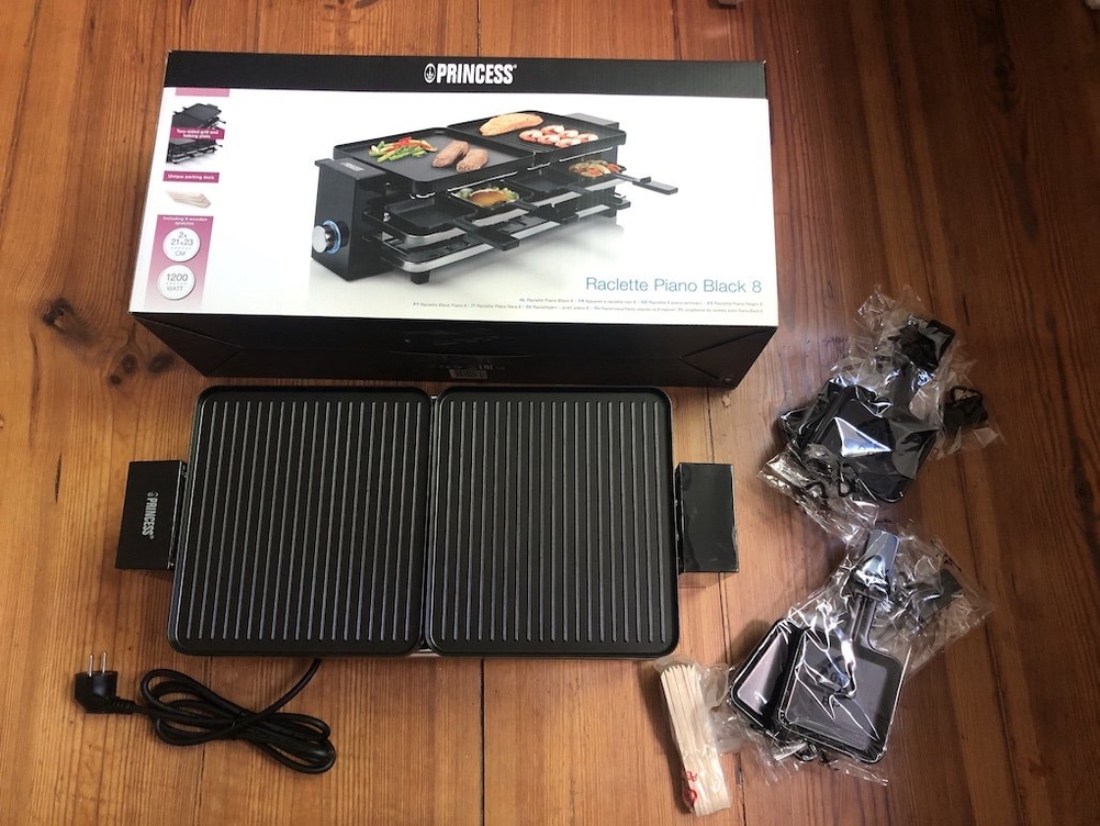 Raclette-Test: Karton mit Raclette der Marke Princess mit Zubehör.