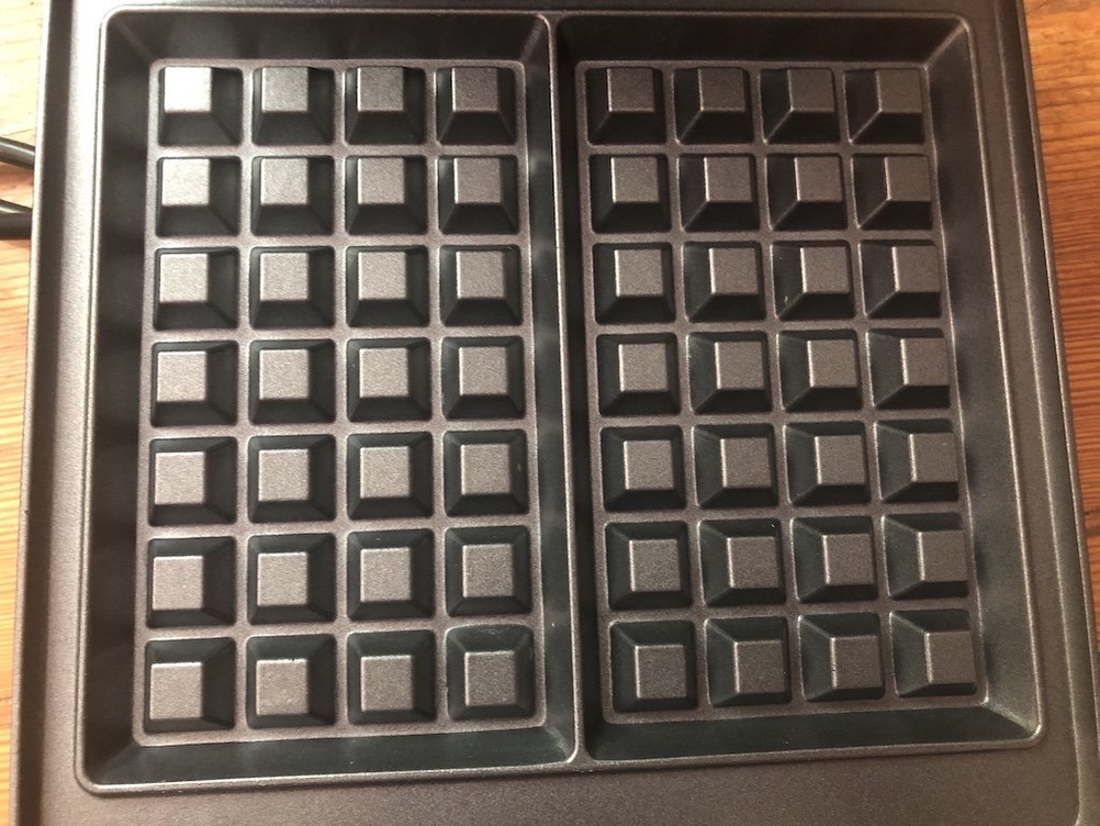 Innenansicht eines rechteckigen Waffeleisens 