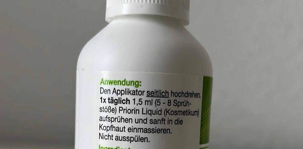 Haarwasser-Test: Nahaufnahme der Anwendungsbeschreibung auf der weißen Dosierflasche.