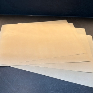 Vier Pritogo-Backunterlagen liegen auf einer Küchenarbeitsplatte