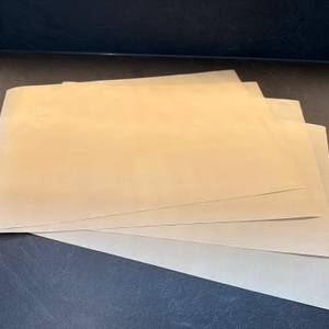 Vier Pritogo-Backunterlagen liegen auf einer Küchenarbeitsplatte