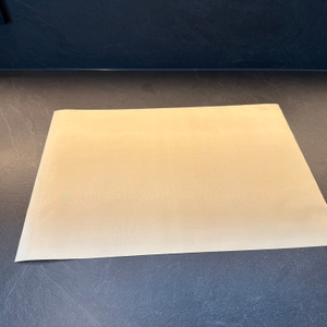 Die Pritogo-Backunterlage liegt auf der Küchen-Arbeitsplatte.