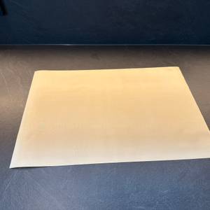 Die Pritogo-Backunterlage liegt auf der Küchen-Arbeitsplatte.