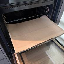 Die Pritogo-Backunterlage liegt auf einem Ofenblech