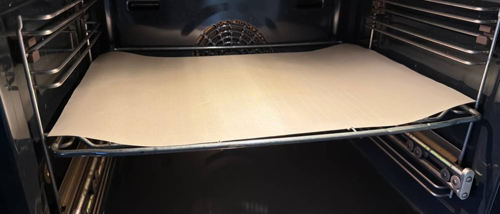 Die Pritogo-Backunterlage liegt in einem Ofen