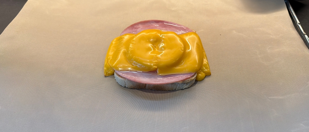 Ein fertiges Toast Hawaii auf der Pritogo-Backunterlage