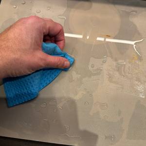 Die Pritogo-Backunterlage wird mit einem Lappen gereinigt