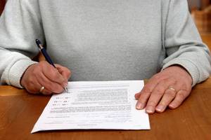 Private Rentenversicherung im Test: Mann unterschreibt Vertrag.
