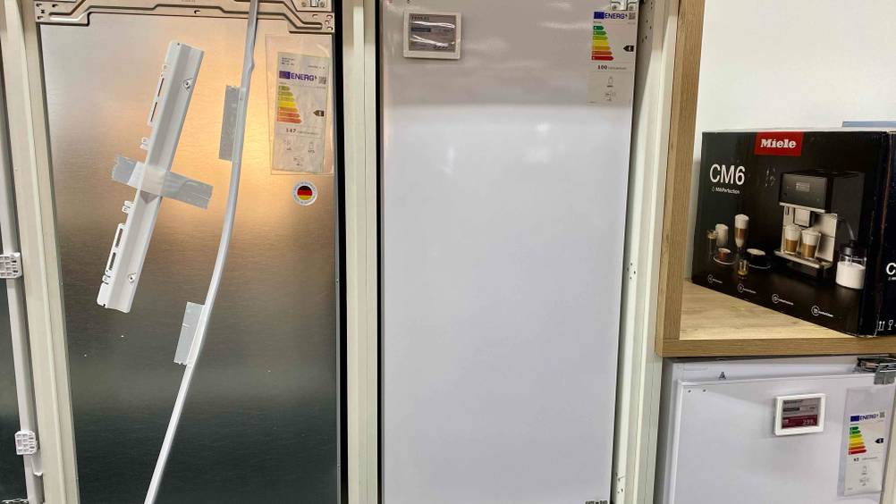 Im Test: Ein geschlossener Einbaukühlschrank 122 cm von vorne in einem Schrank.