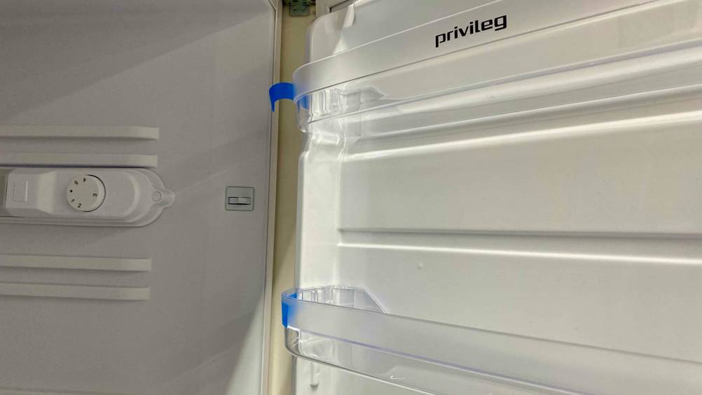 Einbaukühlschrank 122 cm-Test: Nahaufnahme der Regalböden in der Türe.