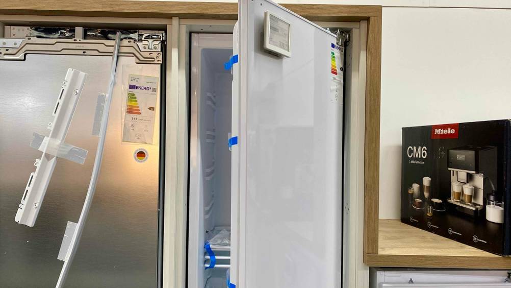 Einbaukühlschrank 122 cm getestet: Ein Gerät von vorne mit leicht geöffneter Türe.