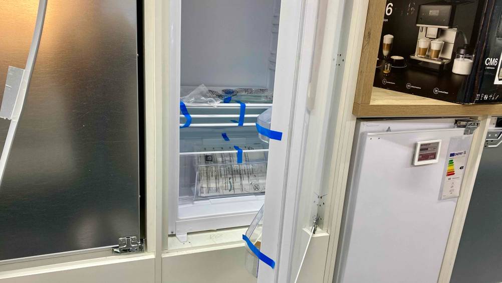 Ein getesteter Einbaukühlschrank 122 cm mit leicht geöffneter Türe mit Fokus auf das Gemüsefach.