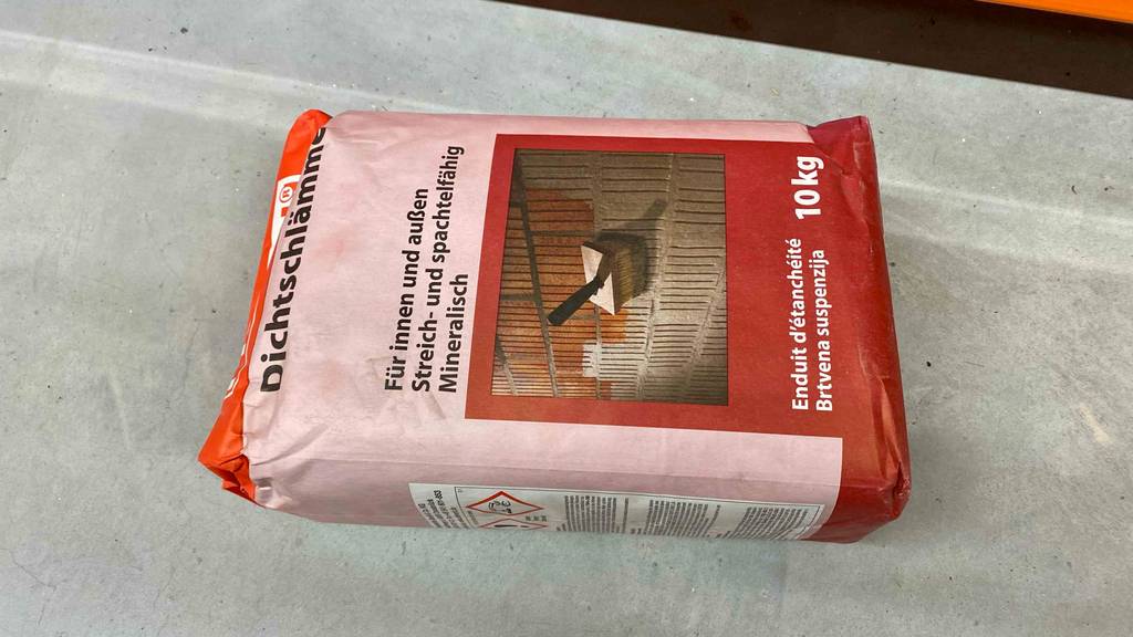 Dichtschlämme im Test: Verpackung liegt auf dem Boden.