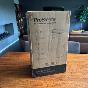 Der Karton des Pro Breeze PB-08 steht auf einem Tisch