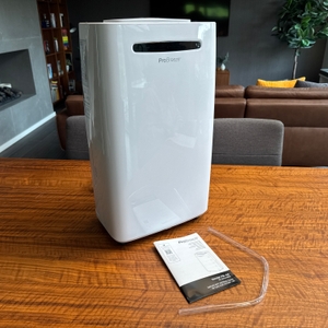 Der Lieferumfang des Pro Breeze PB-08 steht auf einem Tisch