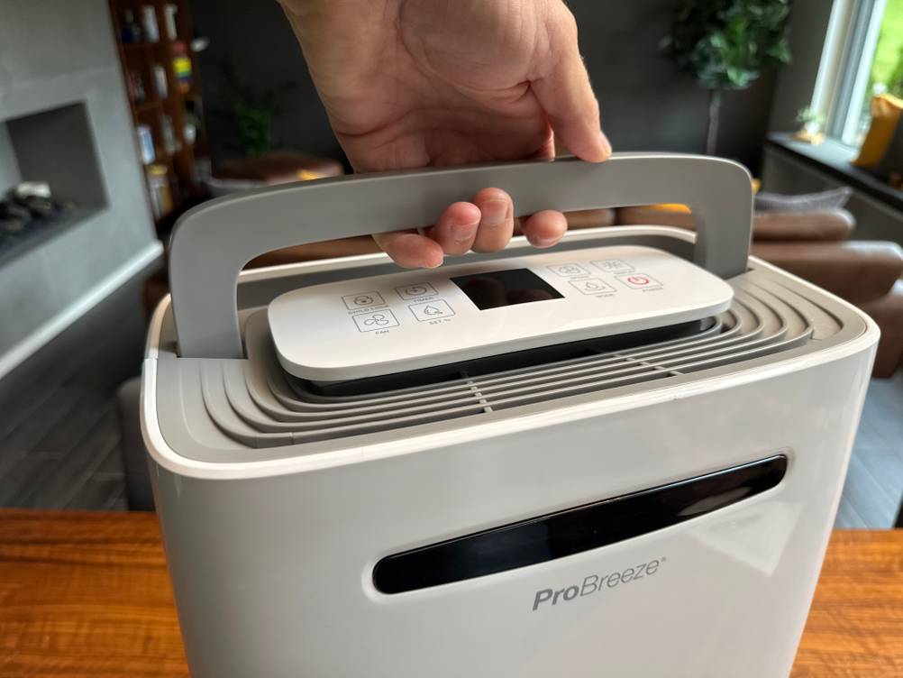 Eine Hand hält den Pro Breeze PB-08 an seinem Griff fest