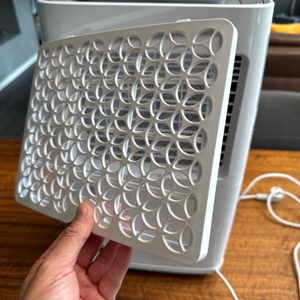 Eine Hand hält einen Filter des Pro Breeze PB-08 fest