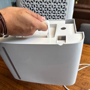 Eine Hand hält den Behälter des Pro Breeze PB-08 fest