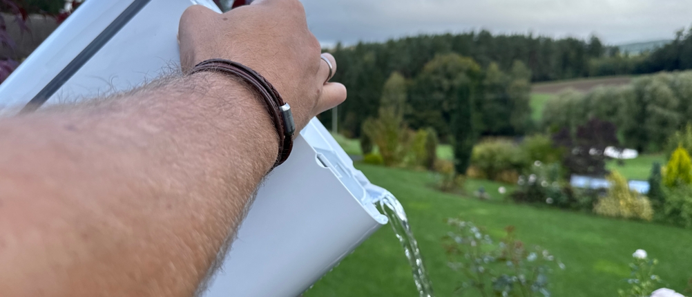 Wasser wird aus dem Behälter des Pro Breeze PB-08 geschüttet