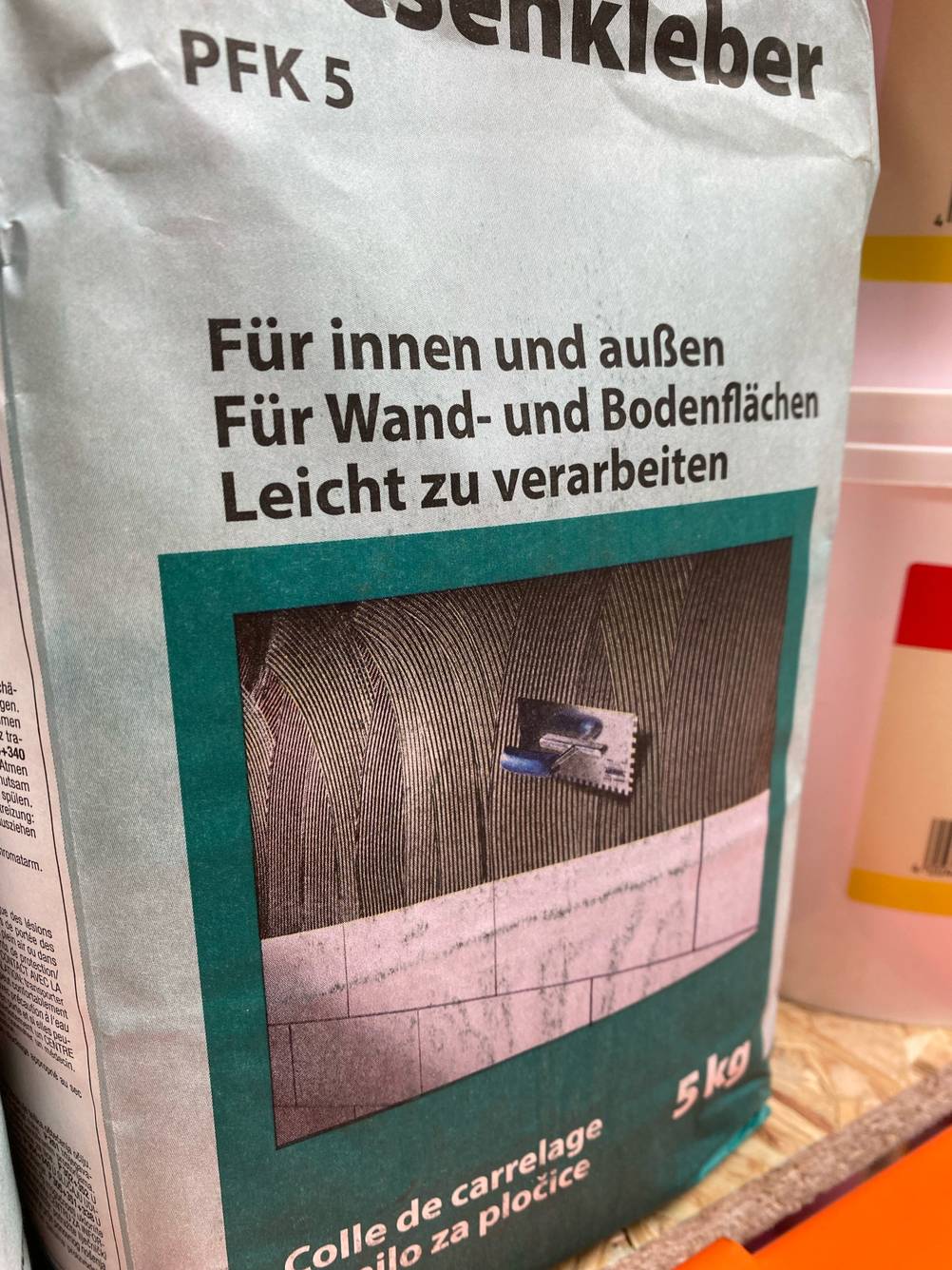 Auf einem Sack getesteter Fliesenkleber steht der Verwendungszweck.