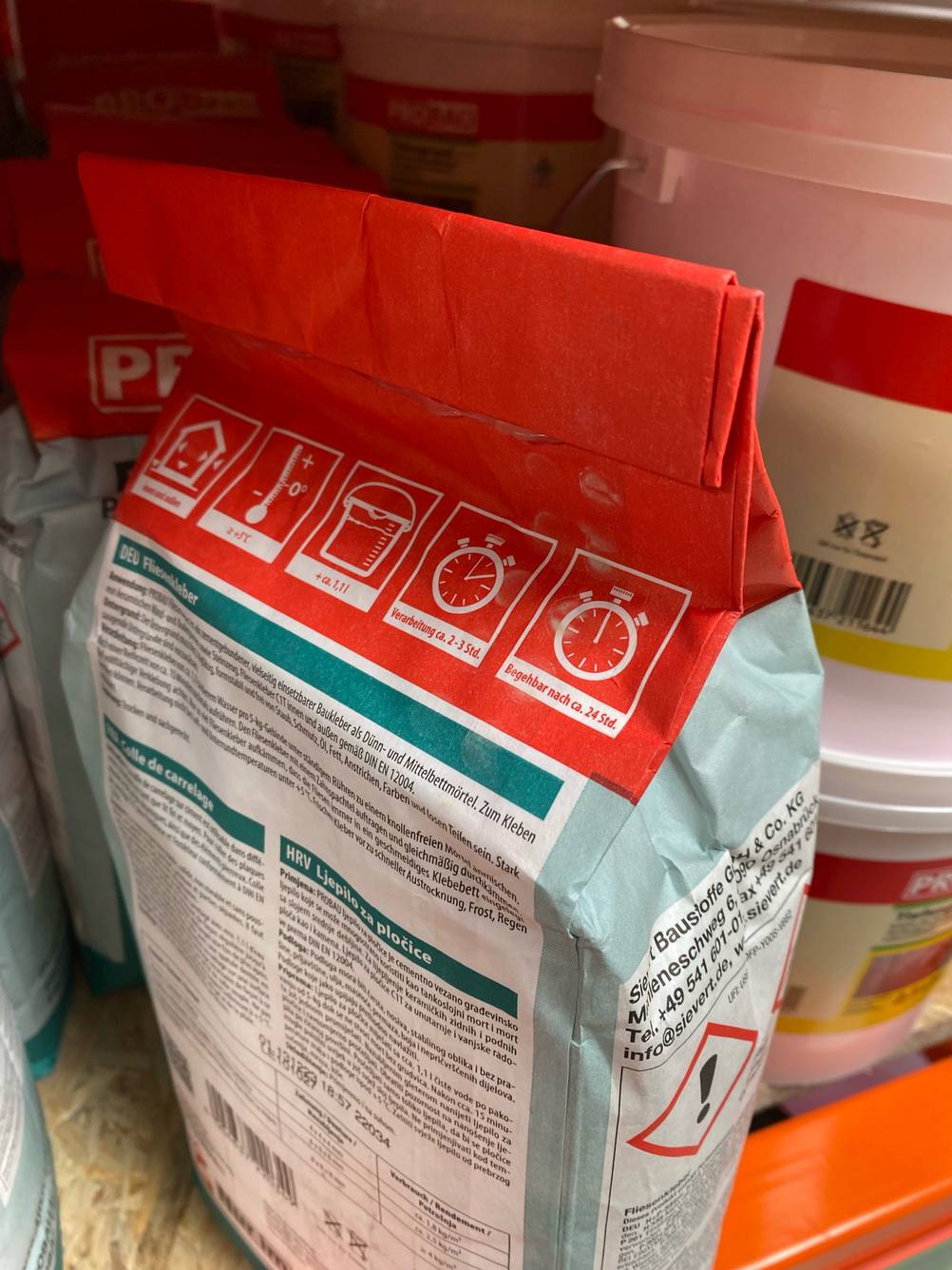 Auf der Rückseite eines Sacks getesteter Fliesenkleber stehen Hinweise zur Anwendung und Verarbeitung.