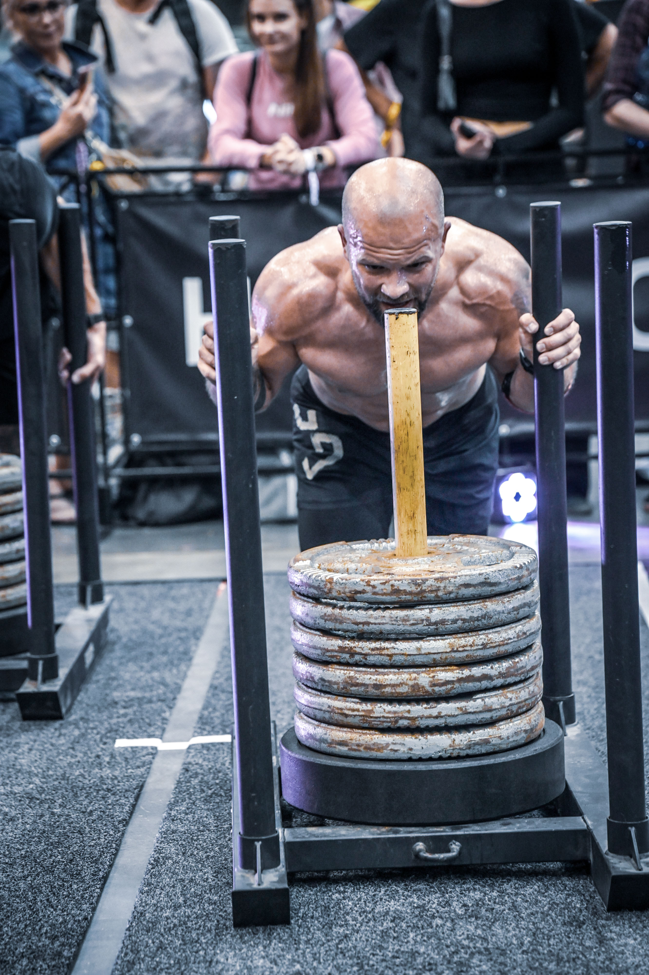 Alexander Petrovic bei einer Kraftübung eines Hyrox