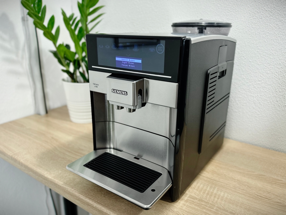 Die Siemens EQ.6 Plus s700 (TE657503DE) in leicht seitlicher Ansicht auf der Küchenarbeitsplatte. Der Wassertank ist erkennbar.