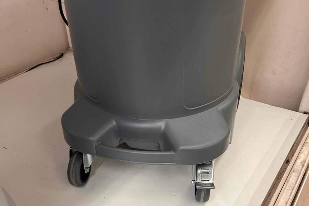 Ansicht des unteren Bereichs eines grauer Kärcher-Staubsauger im Test, mit Fokus auf die Räder.