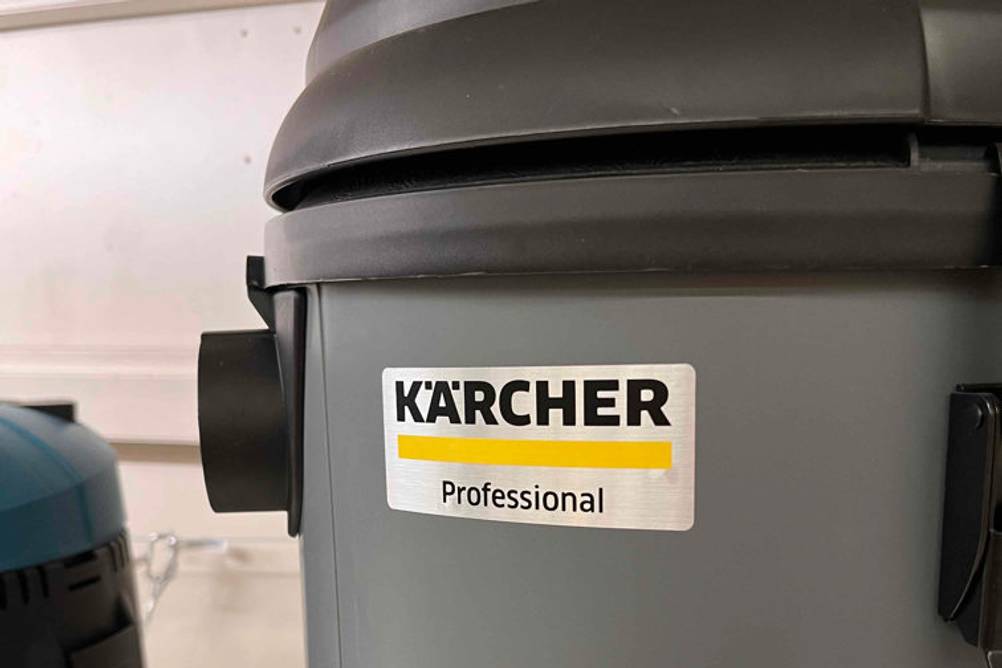 Nahaufnahme eines getesteten Kärcher-Staubsaugers in Grau mit Etikettenbeschriftung Kärcher Professional.