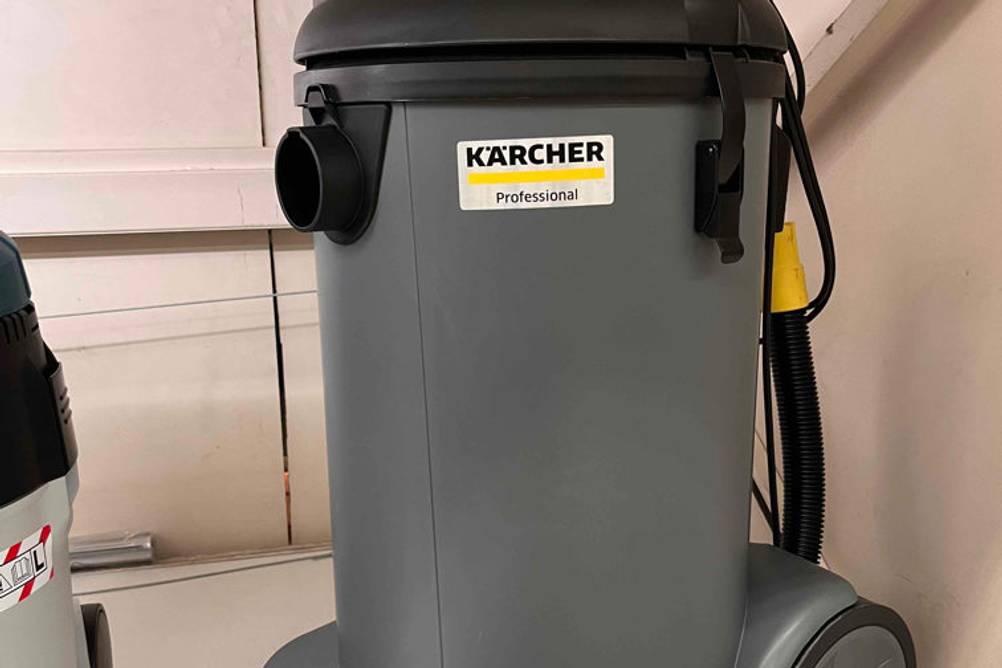 Ein grauer Kärcher-Staubsauger, der getestet werden soll, steht auf einem Verkaufsregal.