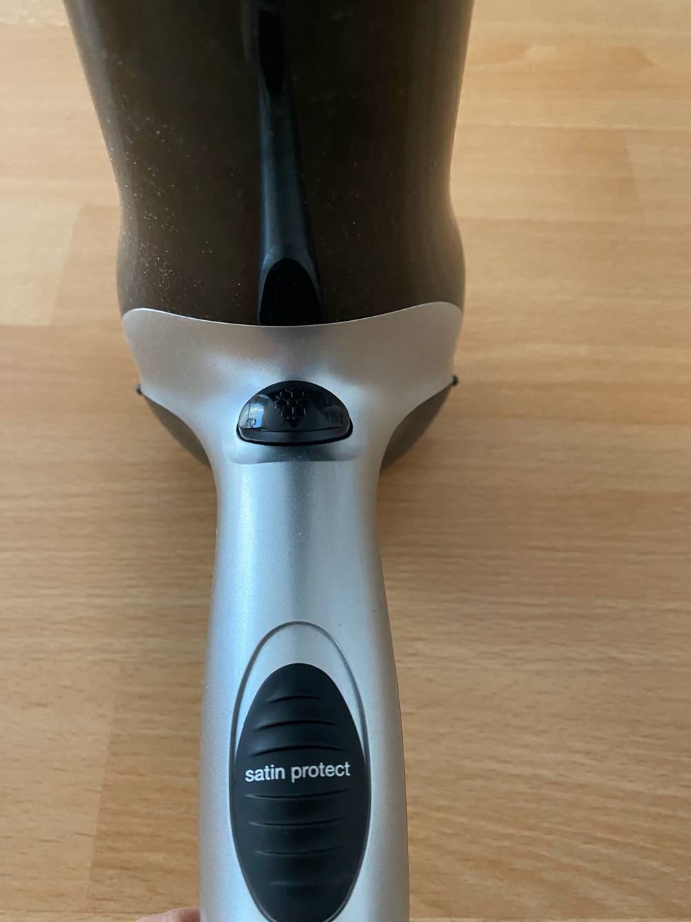 Nahaufnahme des Knopfes auf der Vorderseite eines Profi-Haartrockners im Test.