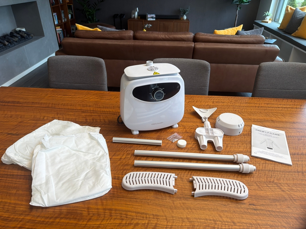 Der Lieferumfang der ProfiCare PC-HBB 3117 liegt auf einem Tisch