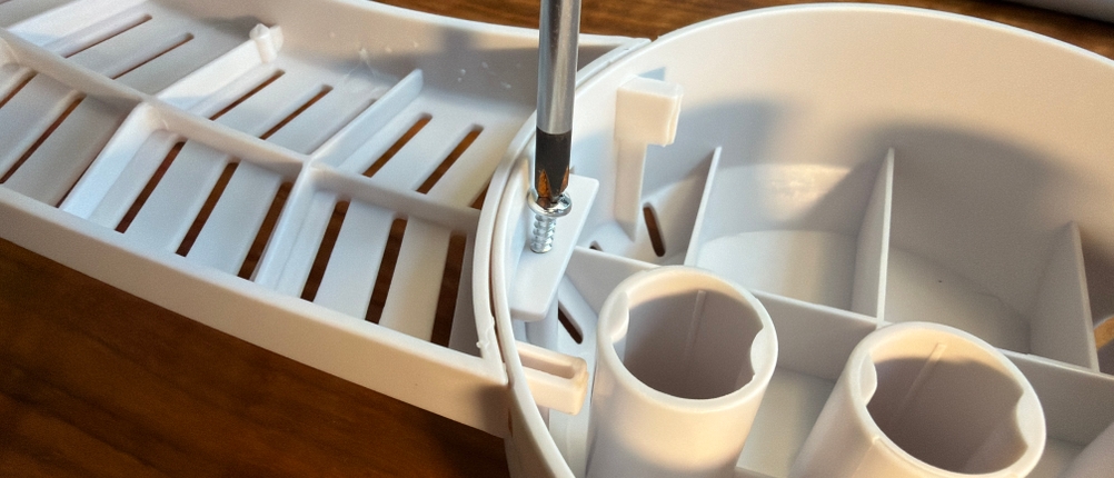 Eine Hand schraubt eine Schraube in die ProfiCare PC-HBB 3117