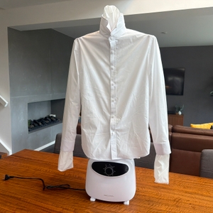 Ein Hemd hängt auf der ProfiCare PC-HBB 3117