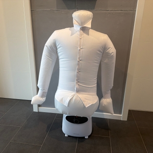 Ein Hemd hängt während der Benutzung auf der ProfiCare PC-HBB 3117