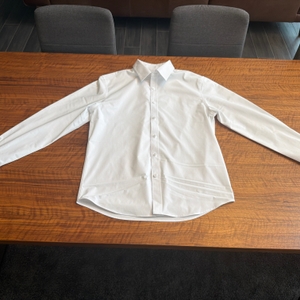 Ein mit der ProfiCare PC-HBB 3117 gebügeltes Hemd liegt auf einem Tisch