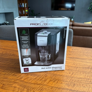 Der Karton vom ProfiCook PC-HWS 1168 steht auf einem Tisch.