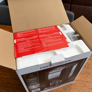 Der geöffnete Karton vom ProfiCook PC-HWS 1168 von oben.