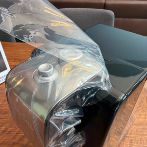 Eine Folie wird vom ProfiCook PC-HWS 1168 abgezogen.