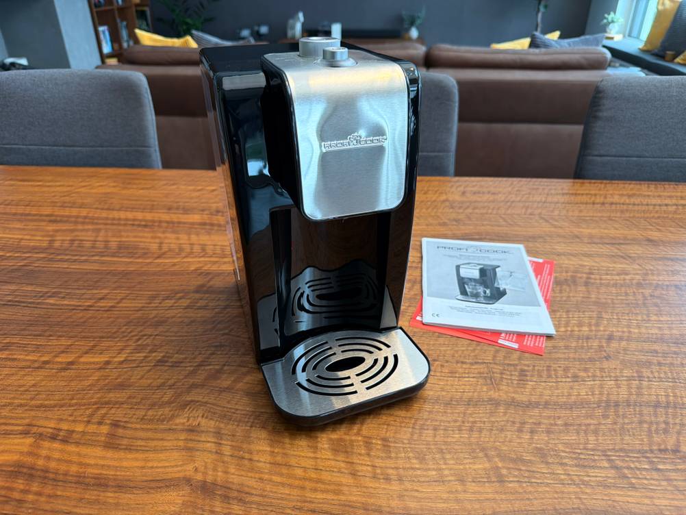 Der ProfiCook PC-HWS 1168 steht neben seiner Anleitung auf einem Tisch.