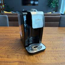 Der ProfiCook PC-HWS 1168 steht auf einem Tisch.