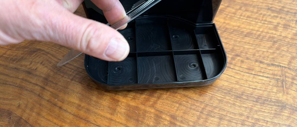 Eine Hand nimmt den Deckel von der Abtropfschale vom ProfiCook PC-HWS 1168.