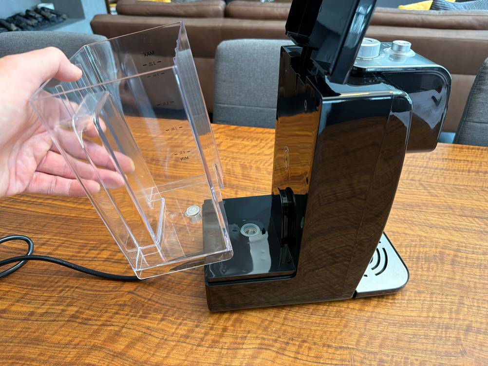 Eine Hand hebt den Wassertank vom ProfiCook PC-HWS 1168.